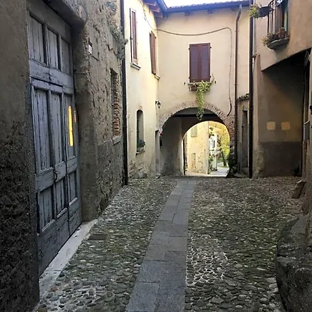 Il Portico Del Conte Couette-café 3*