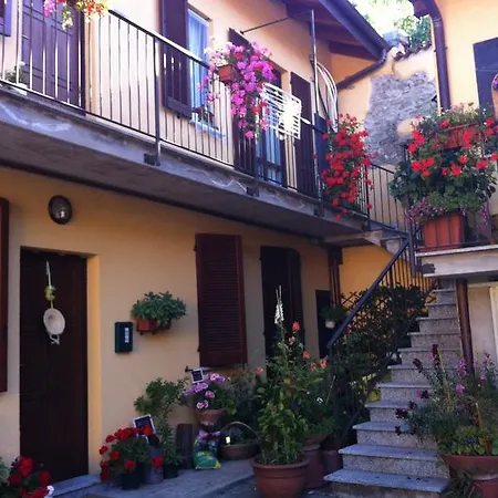 Il Portico Del Conte Couette-café 3*